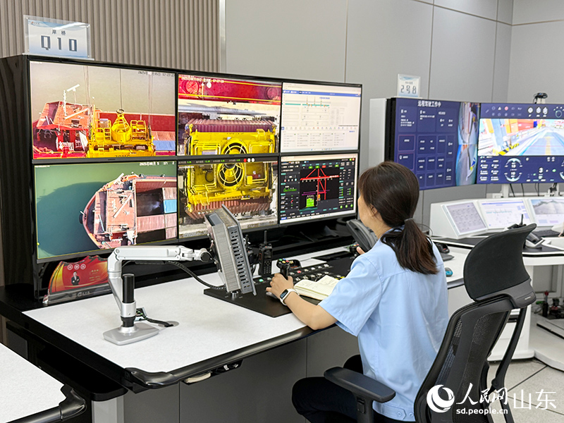 龙拱港智能控制室里，工作人员在进行遥控操作。人民网记者 刘祺摄