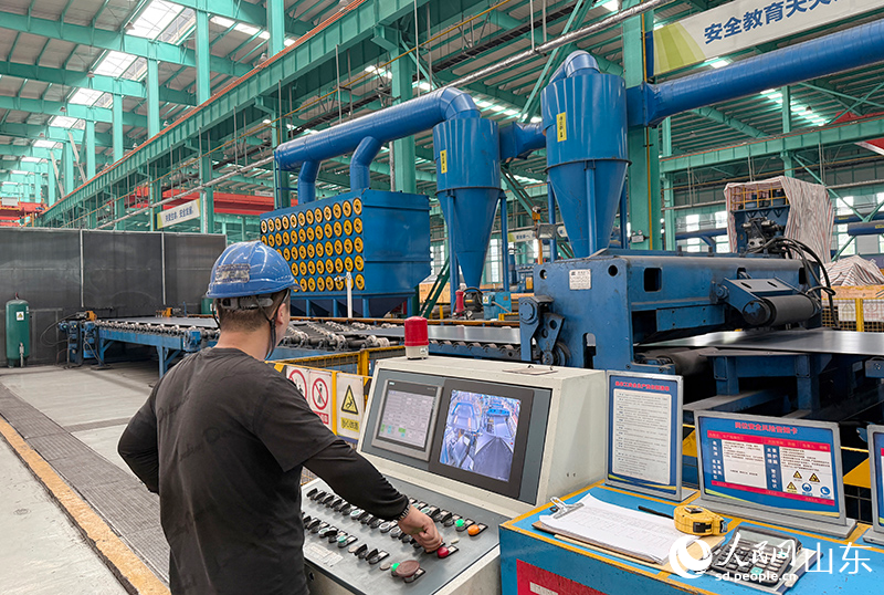 金属材料公司智能车间，钢卷自动开平。人民网记者刘祺摄