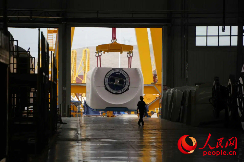 明阳新能源智能制造产业园内正在组装的风机。人民网记者张雪冬摄