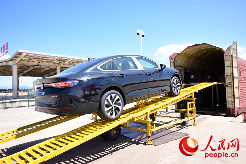 商品汽车正在通过JSQ商品汽车专用装卸线卸载。人民网记者寇雅楠摄