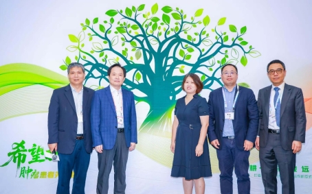 人们站在一起合影的一群人

AI 生成的内容可能不正确。