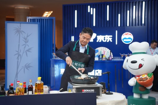 图片包含 人, 男人, 室内, 桌子
AI 生成的内容可能不正确。