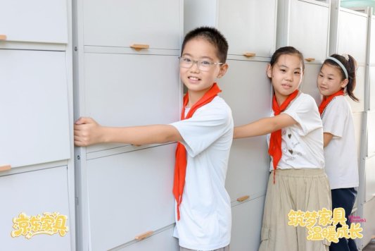 小孩站在冰箱前

AI 生成的内容可能不正确。