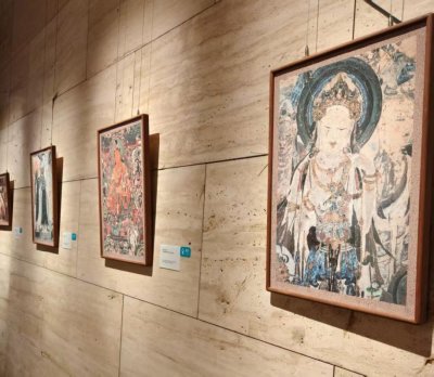 房间里的墙上挂着一幅画

AI 生成的内容可能不正确。