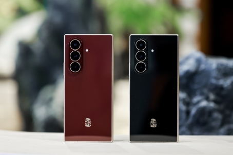 A red and black cell phones

AI-generated content may be incorrect.