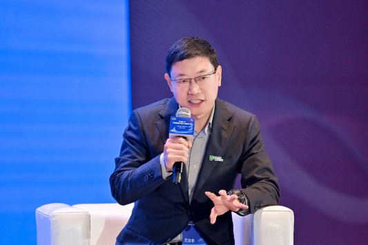 穿着西装笔挺的男子手里拿着墨镜
AI 生成的内容可能不正确。