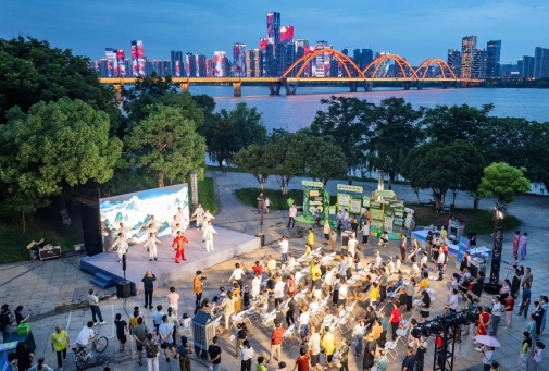 人们在河边的城市
AI 生成的内容可能不正确。