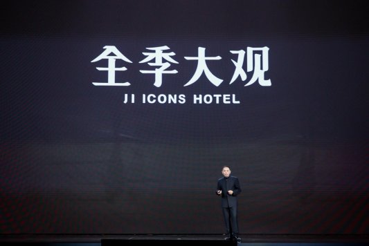 A person standing on a stage

AI-generated content may be incorrect.