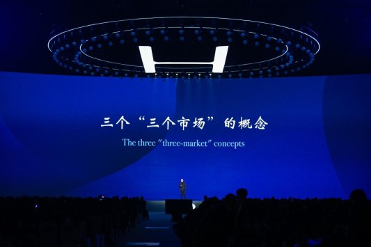 A person on stage with a large screen

AI-generated content may be incorrect.