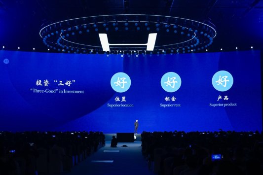 A person on stage with a large screen

AI-generated content may be incorrect.