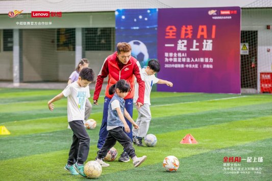 足球运动员在草地上玩球

AI 生成的内容可能不正确。