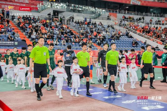 人们在看台上的人在球场上

AI 生成的内容可能不正确。