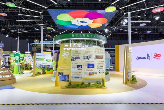 图片包含 室内, 桌子, 食物, 男人

AI 生成的内容可能不正确。