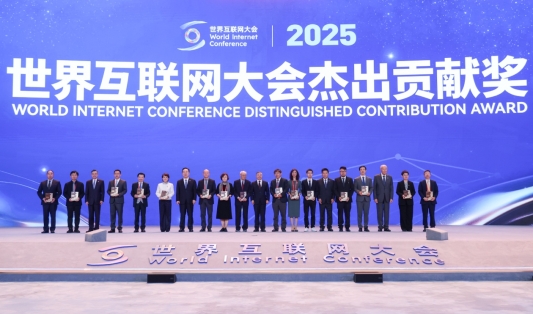 人群远处在台上表演
AI 生成的内容可能不正确。