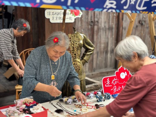 一群人在桌子前切蛋糕
AI 生成的内容可能不正确。