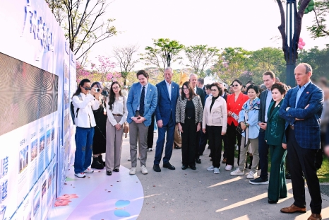 一群人站在街道上

AI 生成的内容可能不正确。