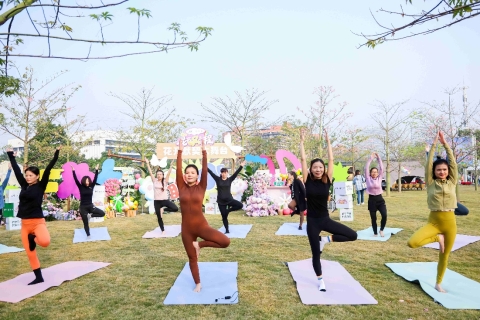 一群人在草地上放风筝

AI 生成的内容可能不正确。