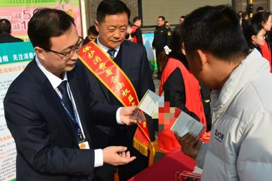 穿着西装笔挺的男子正在演讲

AI 生成的内容可能不正确。