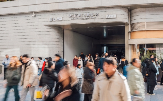 一群人在街道上走

描述已自动生成