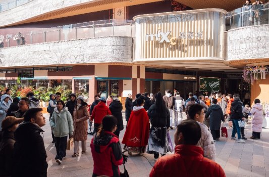 一群人在街道上行走

描述已自动生成