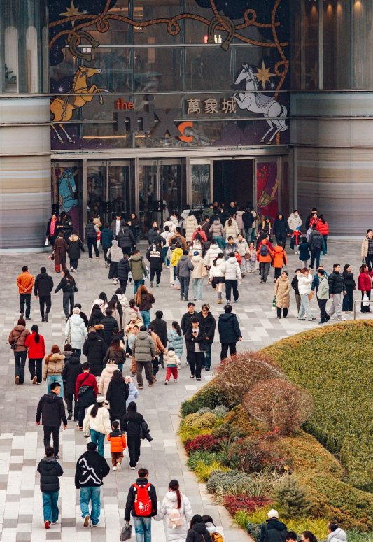 建筑前的广场上有许多人

中度可信度描述已自动生成