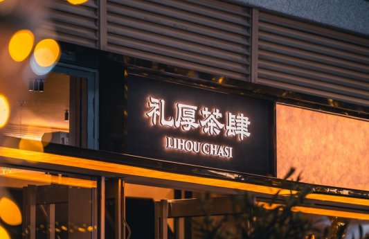 图片包含 建筑, 户外, 火车, 轨道

描述已自动生成