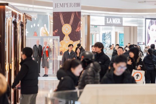 会议室里的人们

描述已自动生成