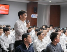 一群人正在听演讲
AI 生成的内容可能不正确。