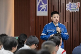 一群人在台上演讲
AI 生成的内容可能不正确。