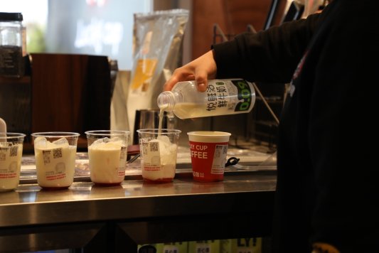 桌子上放满了不同类型的饮料

AI 生成的内容可能不正确。