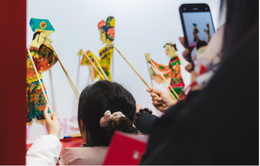 图片包含 人, 室内, 男人, 年轻

AI 生成的内容可能不正确。