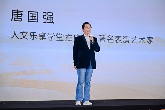 人站在男人的照片上写着字

描述已自动生成