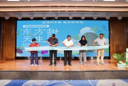 图片包含 桌子, 室内, 建筑, 男人

描述已自动生成