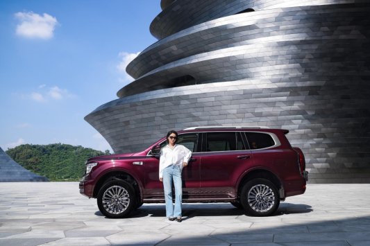 建筑旁的汽车
AI 生成的内容可能不正确。