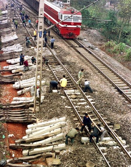 这是2002年1月铁路工人在京广铁路株洲段更换轨枕。