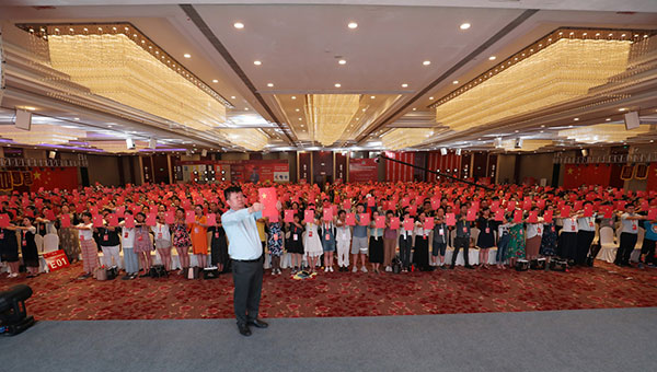 张晋老师在第三届爱国大会启动大会现场领读祭文