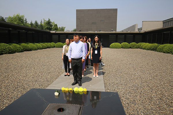 张晋老师在侵华日军南京大屠杀遇难同胞纪念馆举行祭奠遇难同胞仪式