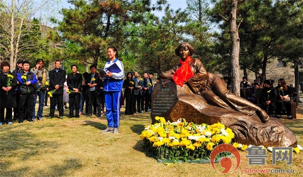 英雄归来最美抗战女兵刘守玟铜像落成仪式在台儿庄举行