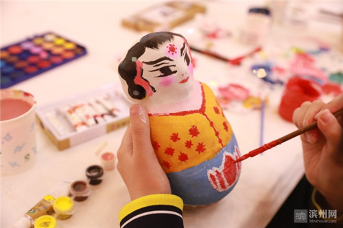 技艺比试分青少年组和成人组,在青少年组的比赛中,古老传统的非遗技艺