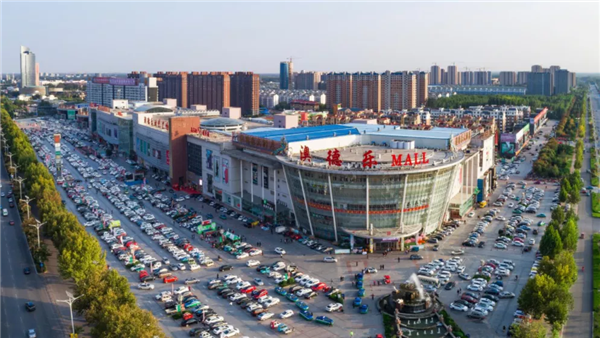 中心迁移,土地价值攀升,各种配套接踵而来,高铁站建成并通车,让德州经