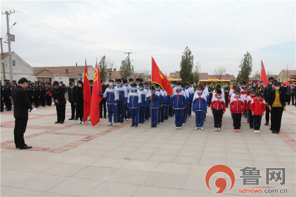 學黨史祭英烈鑄紅魂東營市東營區三中開展黨員團員少先隊員清明節學