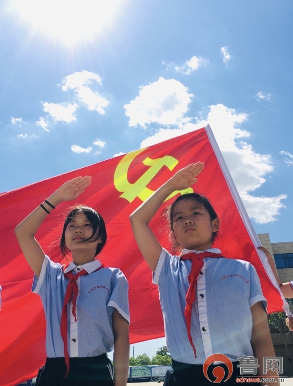 小学生挥舞党旗图片