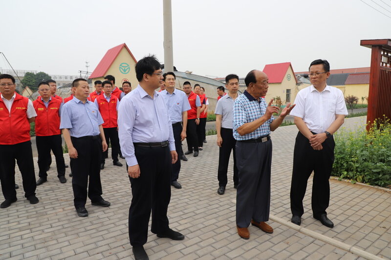 参观三元朱村在全国党代表,三元朱村党委书记王乐义的陪同引导下,与会