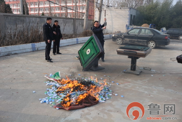 这下真糊啦东明警方集中销毁一批麻将机