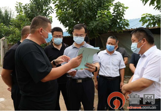 菏泽开发区党工委副书记刘勇一行到佃户屯街道督导检查环保及疫情防控
