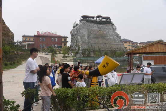 魯網10月8日訊國慶假期間,在鉅野縣核桃園鎮的金山旅遊區,青龍山風景