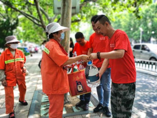 为环卫工人送去物资