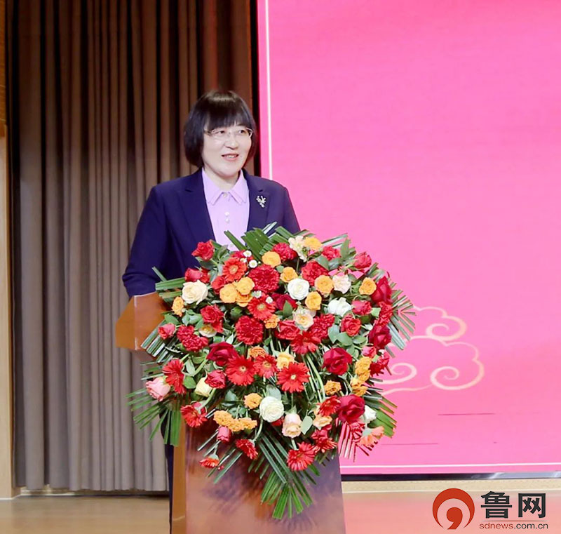 6969东港区委常委,统战部部长赵慧作讲话,她首先肯定了东港农商