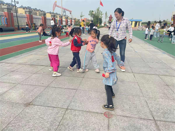 東營市東營區史口鎮中心幼兒園分園開展你追我趕撕名牌體育遊戲