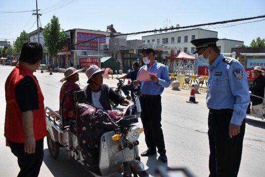 一盔一带  曲阜王庄镇积极开展骑乘电动车佩戴安全头盔宣传劝导专项